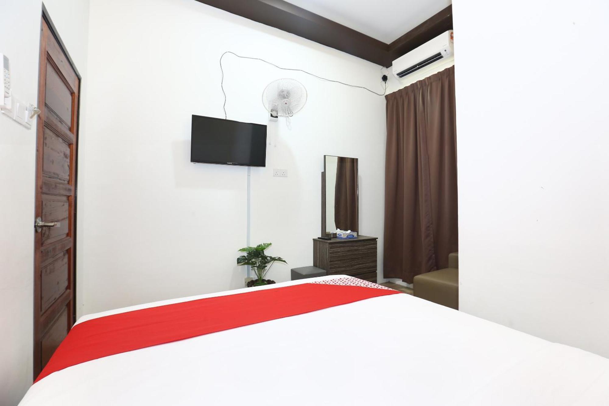 โอโย 89678 อาดี โฮเต็ล Hotel กัวลาตรังกานู ภายนอก รูปภาพ